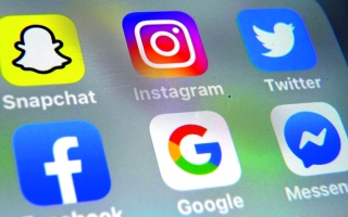 الصورة: حبس شاب 3 أشهر لمراسلته امرأة متزوجة بصور عاطفية