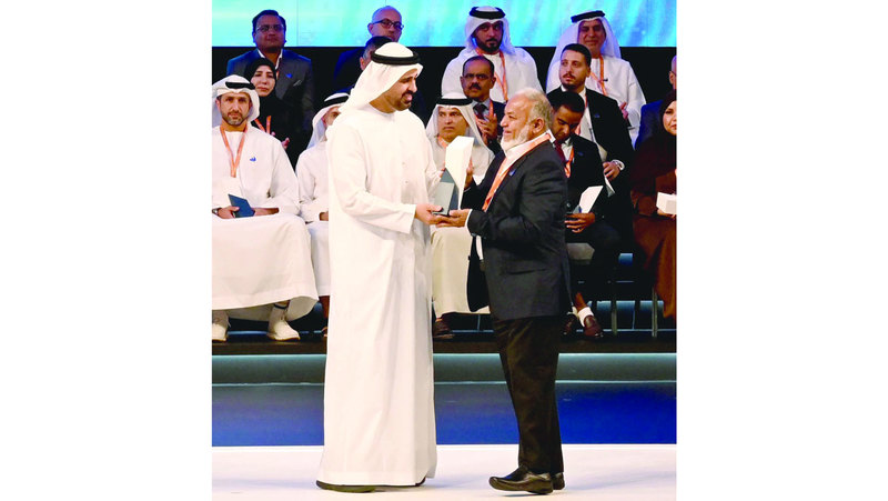 ذياب بن محمد خلال تكريمه محمد إلياس. تصوير: إريك أرازاس