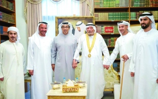 الصورة: منصور بن زايد يكرِّم أحمد خليفة السويدي بوسام الإمارات للثقافة والإبداع