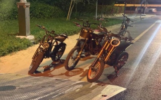 الصورة: شرطة دبي تضبط عدداً من المراهقين الذين يقودون دراجات كهربائية مُعدلة