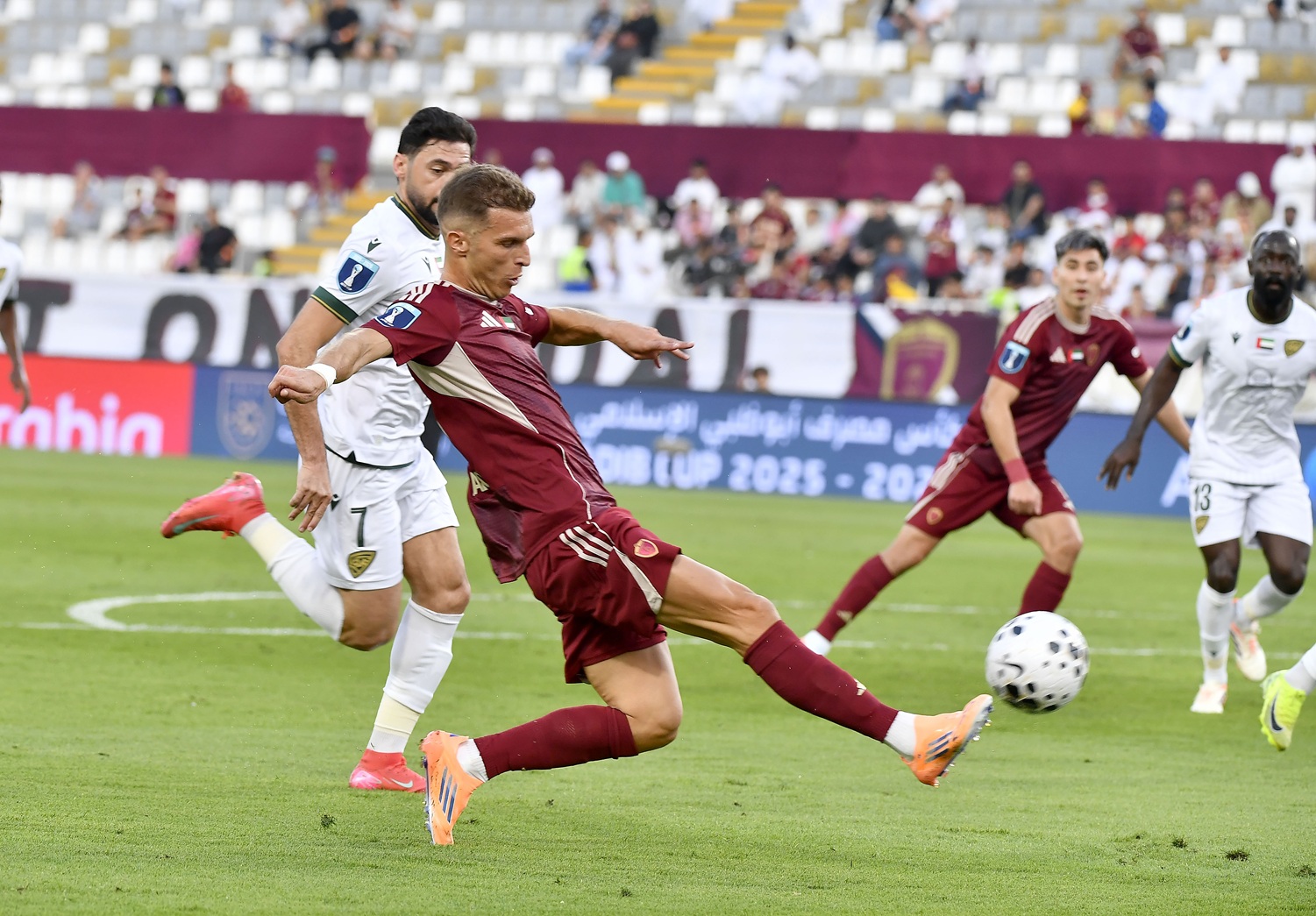 خورفكان يتقدم مرتين والوحدة يسجل التعادل «القاتل» في كأس الرابطة