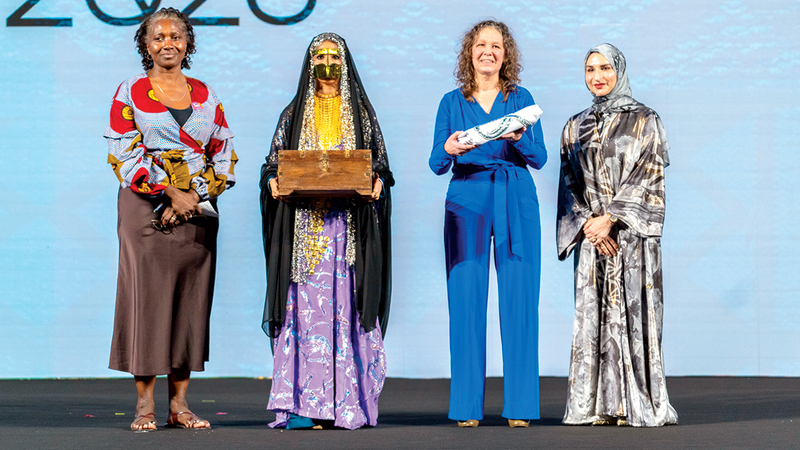 هالة بدري تسلم الراية إلى مورين مولس وكارولاين برينوسة. من المصدر