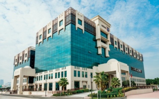 الصورة: مدربة عارضات وزوجها يقاضيان صديقتها بسبب خلافات مالية