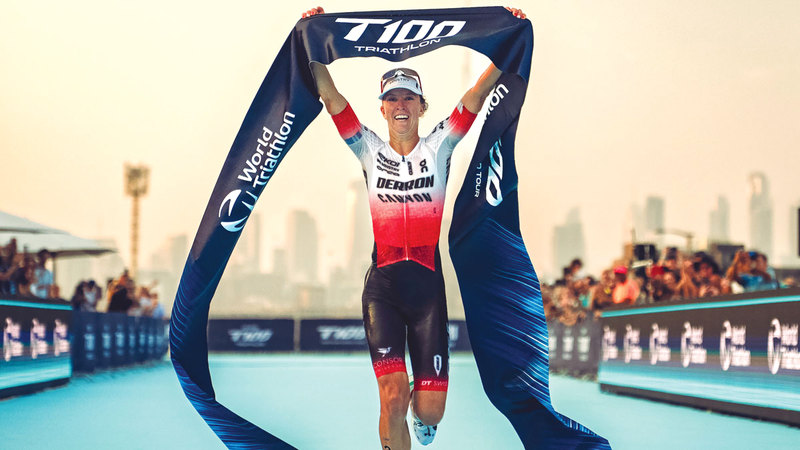 السويسرية جولي ديرون تحتفي بالوصول  إلى خط النهاية. من المصدر