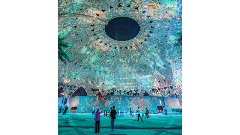 عمل الفنانة فاطمة لوتاه يضيء قبة الوصل. تصوير: عبدالله المطروشي