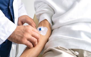 الصورة: «أبوناصر» يحتاج إلى أدوية بـ 40 ألف درهم 