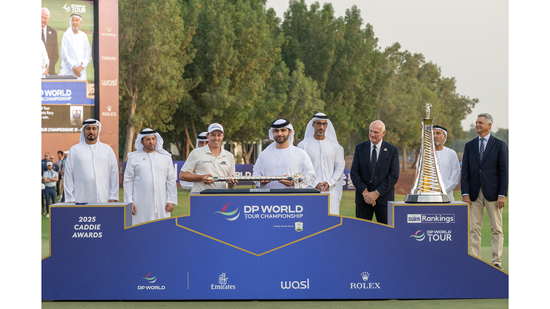 منصور بن محمد خلال تتويجه فيتزباتريك بلقب بطل &laquo;جولة دي بي ورلد&raquo;. من المصدر