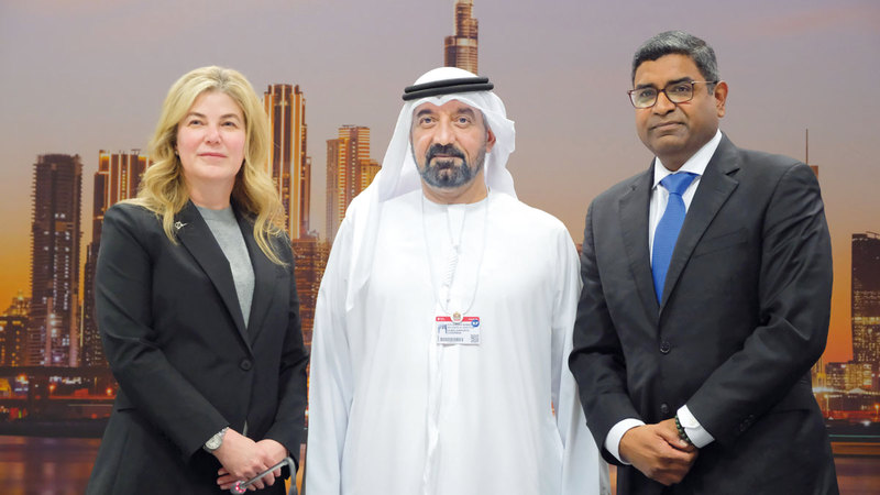 أحمد بن سعيد عقب التوقيع على اتفاقية تزويد &laquo;طيران الإمارات&raquo; بمحركات &laquo;GE 9X&raquo;. من المصدر