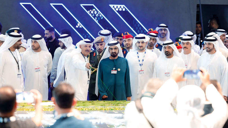 محمد بن راشد خلال جولته في أجنحة معرض دبي للطيران. من المصدر