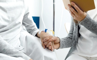 الصورة: «أبوأيهم» يعاني السرطان.. ويحتاج إلى علاج كيماوي بـ 40 ألف درهم