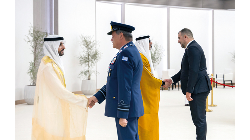 خالد بن محمد وحمدان بن محمد خلال استقبالهما الوفود المشاركة في المعرض. وام