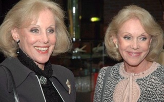 الصورة: انتحار أشهر توأمتين في ألمانيا.. وصيتهما الدفن في جرة واحدة