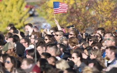 الصورة: تصاعُد النزعة الملكية بين الشباب الأميركيين.. لكن دون ترامب