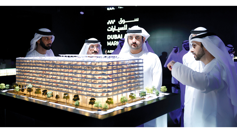 مكتوم بن محمد خلال حضوره إطلاق مشروع تطوير سوق دبي للسيارات. من المصدر