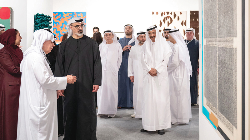 خالد بن محمد اطّلع خلال جولته في &laquo;المعرض&raquo; على أبرز الأعمال الفنية والمجسمات المعروضة. وام