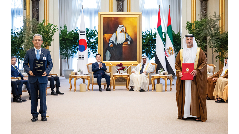 رئيس الدولة والرئيس الكوري خلال حضورهما تبادُل عدد من مذكرات التفاهم والاتفاقيات بين البلدين. من المصدر