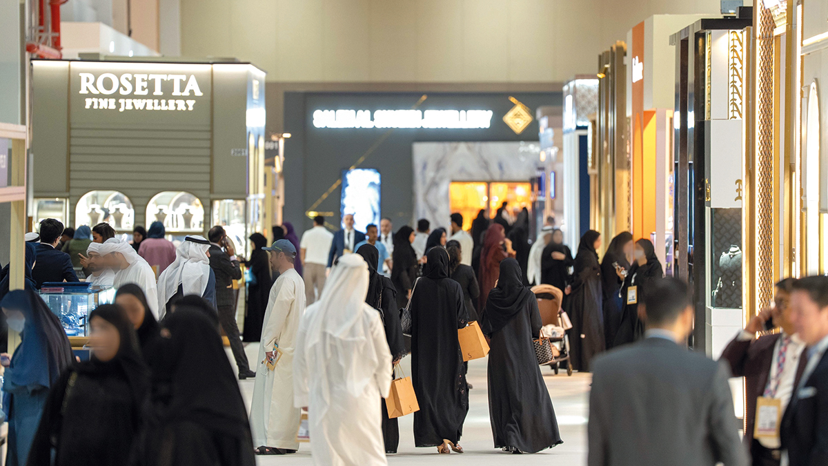 هدايا الزملاء.. من «لفتة محبة» إلى التزام اجتماعي «مُحرج» هدايا الزملاء.. من «لفتة محبة» إلى التزام اجتماعي «مُحرج»