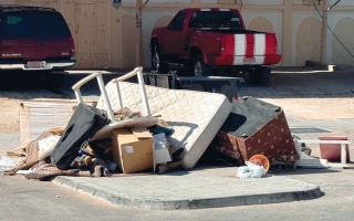 الصورة: أثاث ملقى