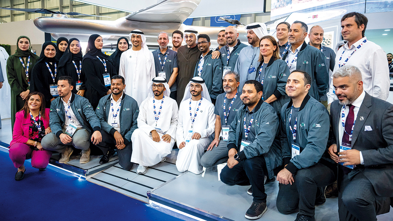 رئيس الدولة خلال زيارته فعاليات اليوم الثالث لمعرض دبي للطيران 2025. من المصدر