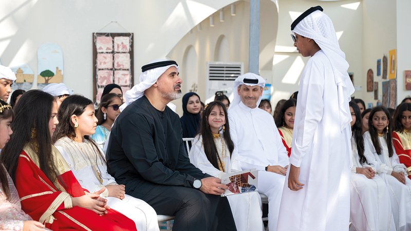 خالد بن محمد قام بجولة في &laquo;المعرض &raquo;.. وتبادل الأحاديث الودّية مع الطلبة المشاركين. وام