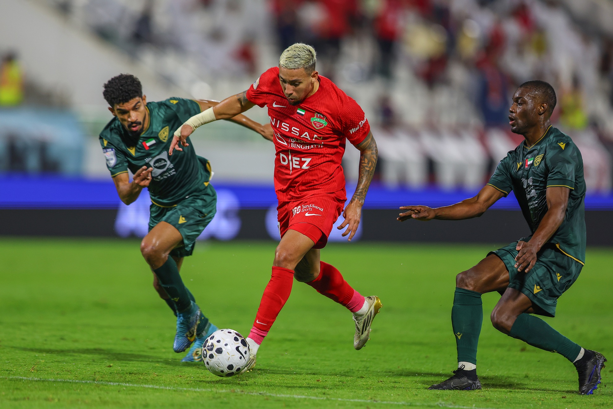 شباب الأهلي يسجل في شباك خورفكان بعد 22 محاولة هجومية