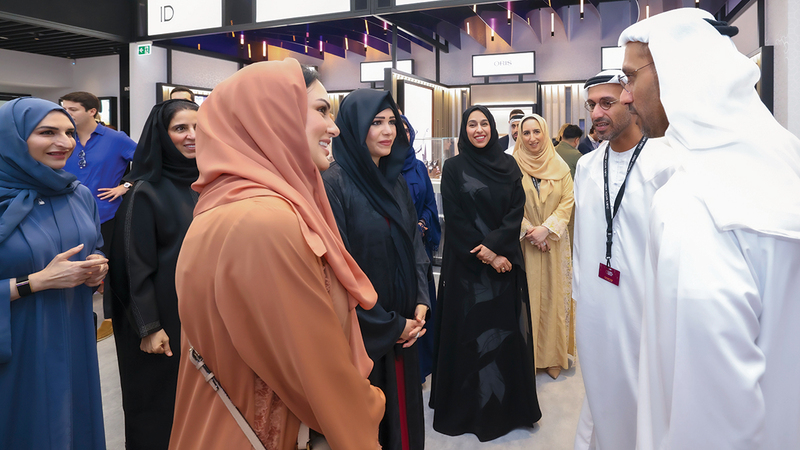 لطيفة بنت محمد خلال جولتها في &laquo;أسبوع الساعات دبي &raquo;2025 الذي يحتفل بالذكرى ال 10 لتأسيسه. من المصدر