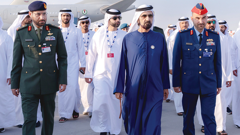 محمد بن راشد تفقّد عدداً من الأجنحة والمنصات المشاركة في معرض دبي للطيران. وام