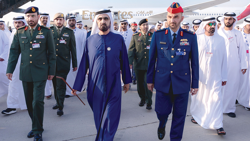 محمد بن راشد تفقّد عدداً من الأجنحة والمنصات المشاركة في معرض دبي للطيران. وام