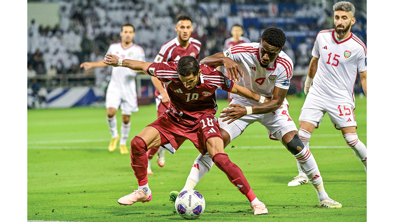 كوامي كويدو يفرض رقابة لصيقة على اللاعب القطري سلطان البريك.  تصوير: باتريك كاستيلو