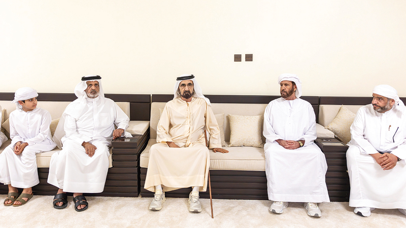 محمد بن راشد خلال تقديم واجب العزاء لأسرة سعيد المروشد. وام