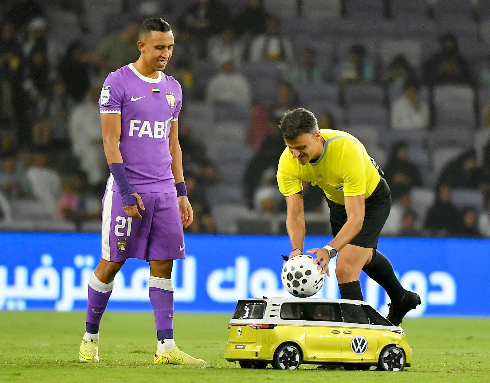 الحكم يعود إلى «الفار» مرتين ويلغي هدف الجزيرة أمام العين