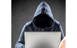 الصورة: محتال يستولي على 24.5 ألف درهم بمكالمة هاتفية