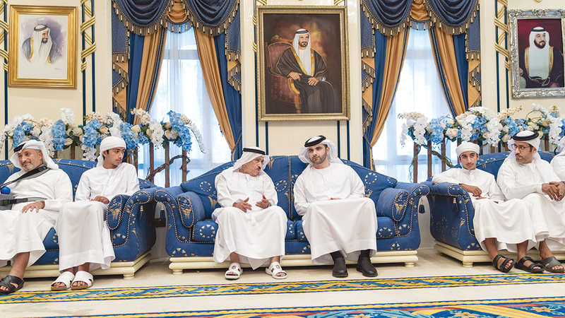 منصور بن محمد خلال تقديمه واجب العزاء في وفاة أسامة الشعفار. وام