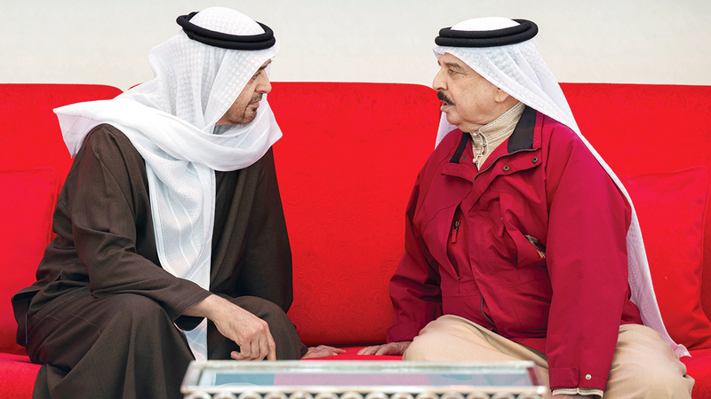 رئيس الدولة وملك البحرين خلال حضورهما تمرين &laquo;ربدان - شويمان&raquo;. وام