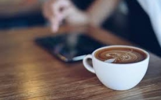 الصورة: صورة في «كوفي شوب» تكلف 40 ألف درهم