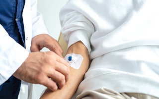 الصورة: متبرعة تسدد 280 ألف درهم كلفة تجديد التأمين الصحي لـ «أبوصالح»