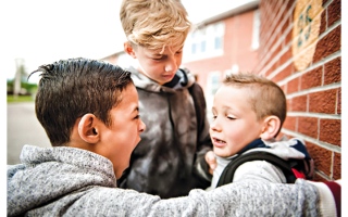 الصورة: طفل متنمر يختبئ في بيتك.. 6 علامات مبكرة تدق ناقوس الخطر