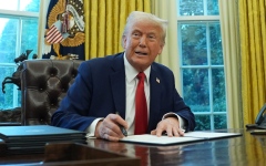 الصورة: ترامب يلغي قرارات العفو التي أصدرها بايدن باستخدام التوقيع الآلي
