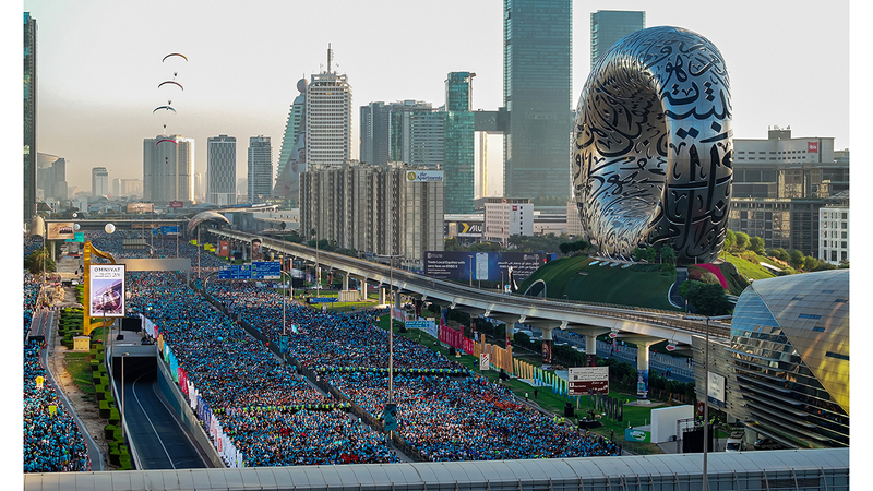 شارع الشيخ زايد غصّ بآلاف المشاركين في &laquo;تحدي دبي للجري&raquo; مُشكّلين لوحة نابضة بالحياة. من المصدر