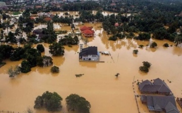 الصورة: جراء الفيضانات.. تضرر 11 ألف شخص في 7 ولايات بماليزيا