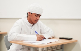 الصورة: طلبة 12: مسائل الرياضيات بلا غموض و"الاشتقاق الضمني" أصعب الأسئلة