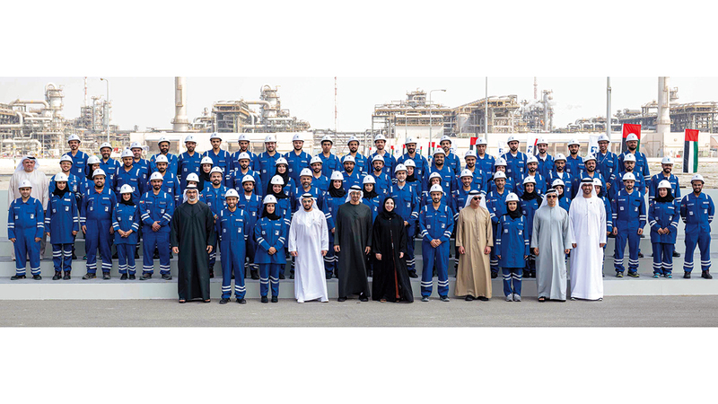 رئيس الدولة خلال لقائه مجموعة من الكفاءات الوطنية عقب ترؤسه الاجتماع السنوي لمجلس إدارة &laquo;أدنوك&raquo; في مجمّع &laquo;حبشان&raquo;. من المصدر