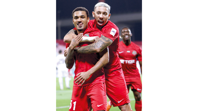 غويليرمي بالا وكوان سانتوس يحتفلان بالفوز على الغرافة. تصوير: سالم خميس