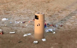 الصورة: مخلفات حول الصندوق