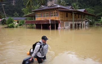 الصورة: وفاة العشرات جراء الفيضانات الكارثية في تايلاند وإندونيسيا