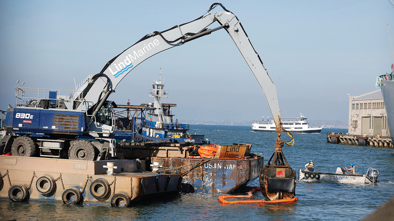 الهدف من التنظيف هو إزالة الطين الملوث المتبقي من مصنع توقف عن العمل. إي.بي.إيه