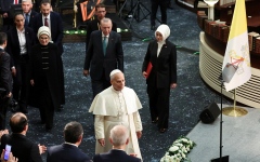 الصورة: تعليقاً على زيارته لتركيا.. بابا الفاتيكان: أرغب في تشجيع الناس على التعايش بسلام