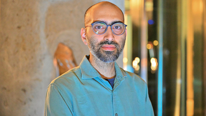 بحر البحر: التناقض بين المواد كان متعمّداً، ما جعل الصخر الصلب يبدو كأنه محفور بالإسمنت والرمل.