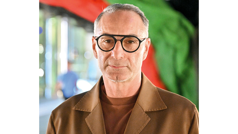 مصطفى خماش: منحوتة &laquo;الهداد&raquo; يصل وزنها إلى ثلاثة أطنان، بينما يصل مدى جناحَي الصقر إلى 14 متراً، وارتفاعه سبعة أمتار.