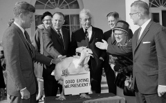 الصورة: العفو عن الديك الرومي.. تقليد في البيت الأبيض تتوارثه الإدارات الأميركية